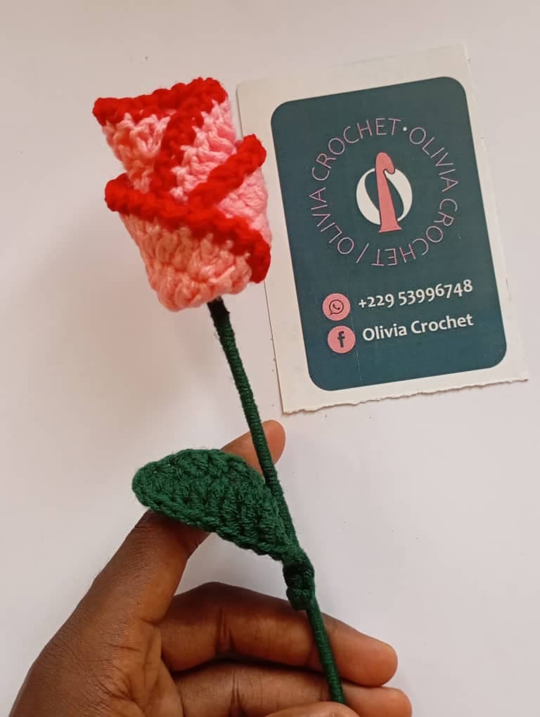 Rose en Crochet à Longue Tige