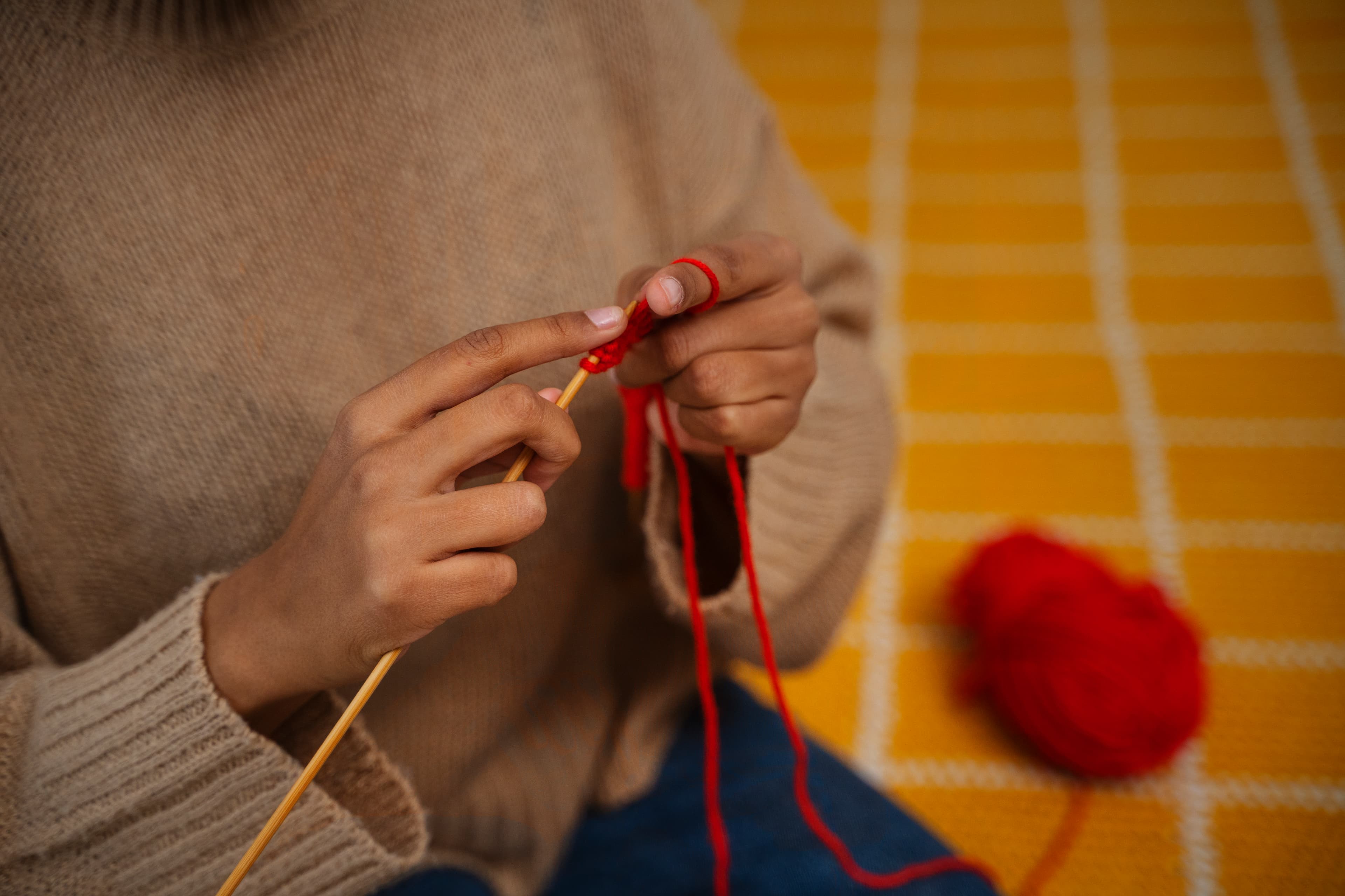 Mains travaillant sur une pièce en crochet