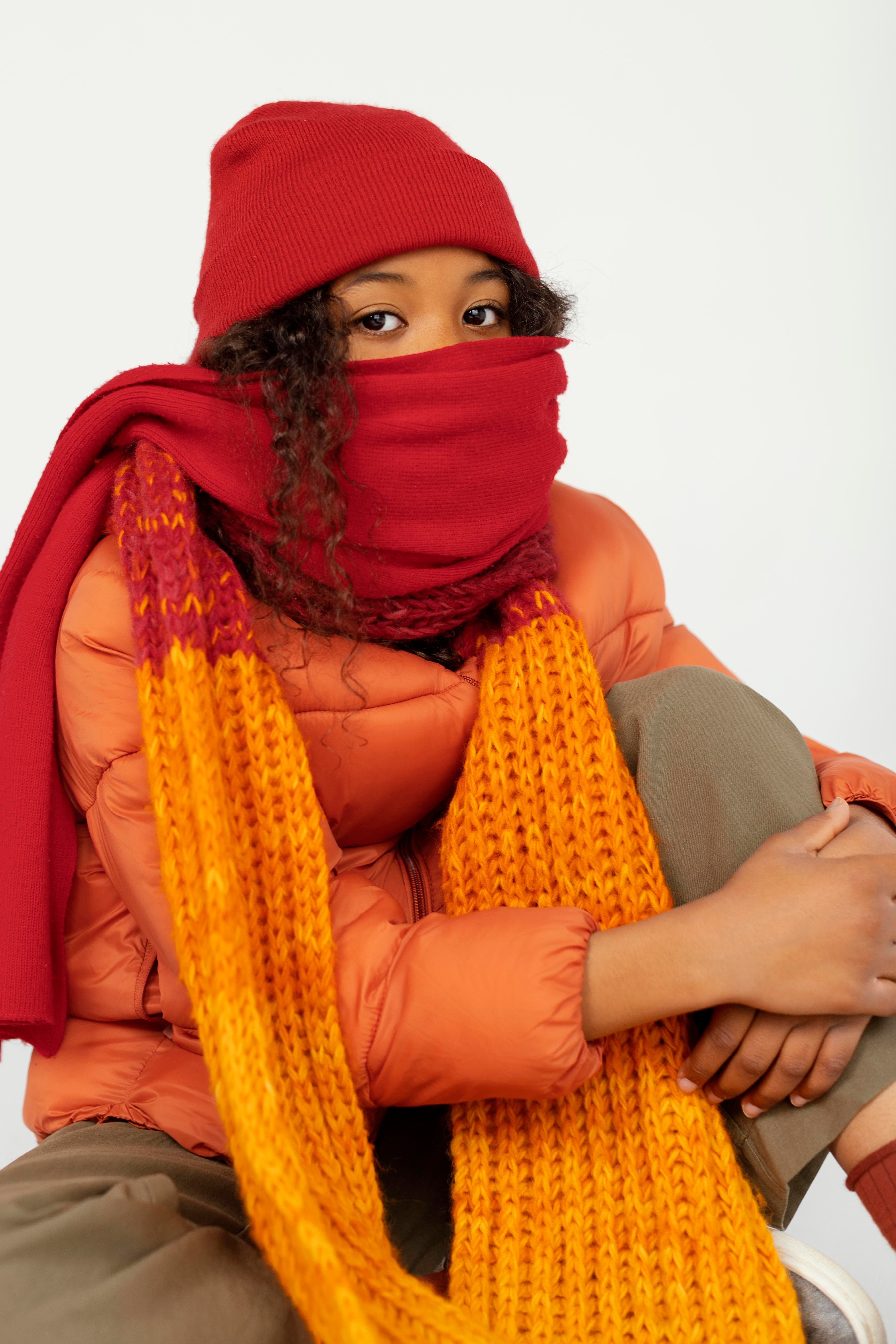Modèle portant une tenue en crochet faite main en lumière naturelle 2