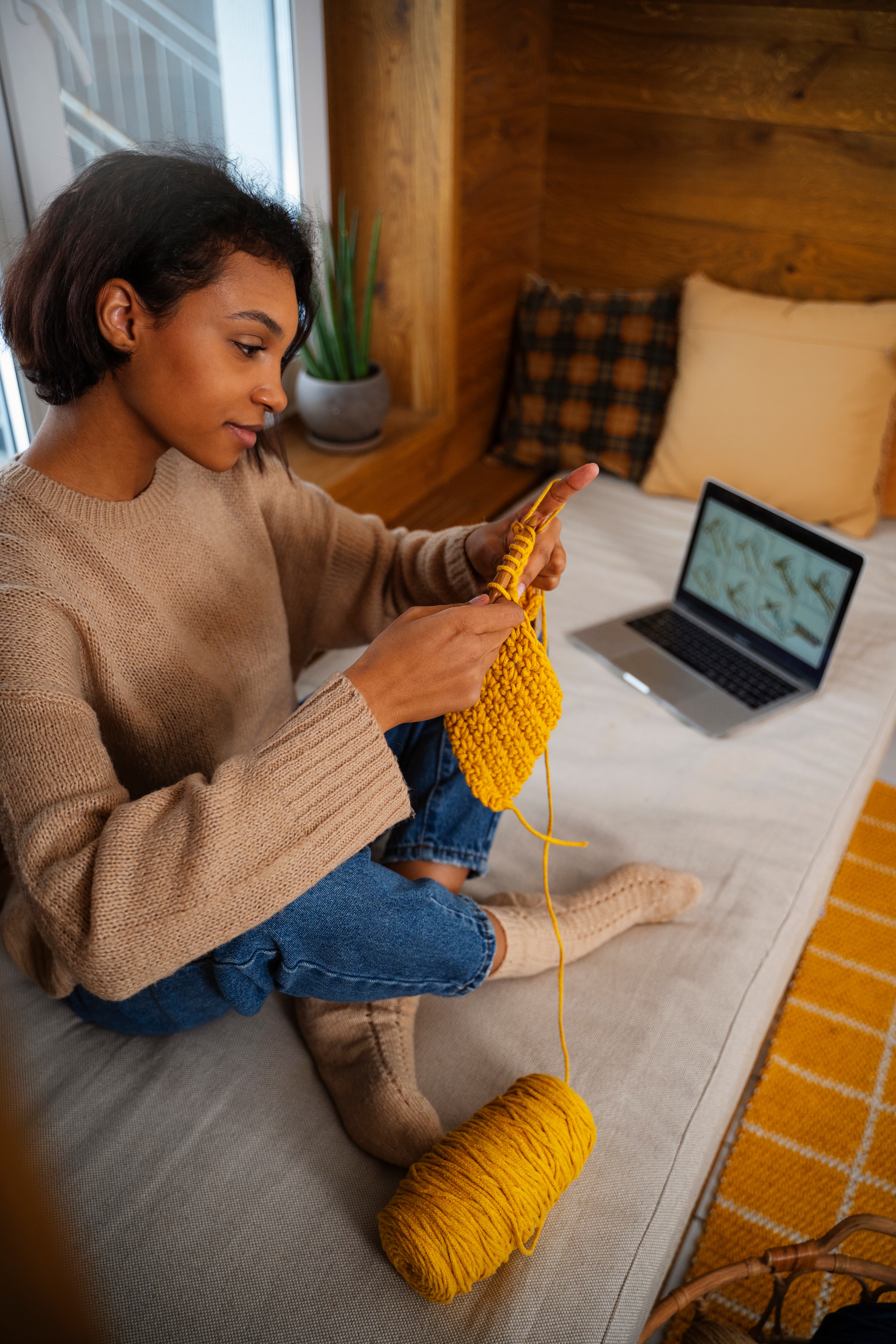 Modèle portant une tenue en crochet faite main en lumière naturelle 3