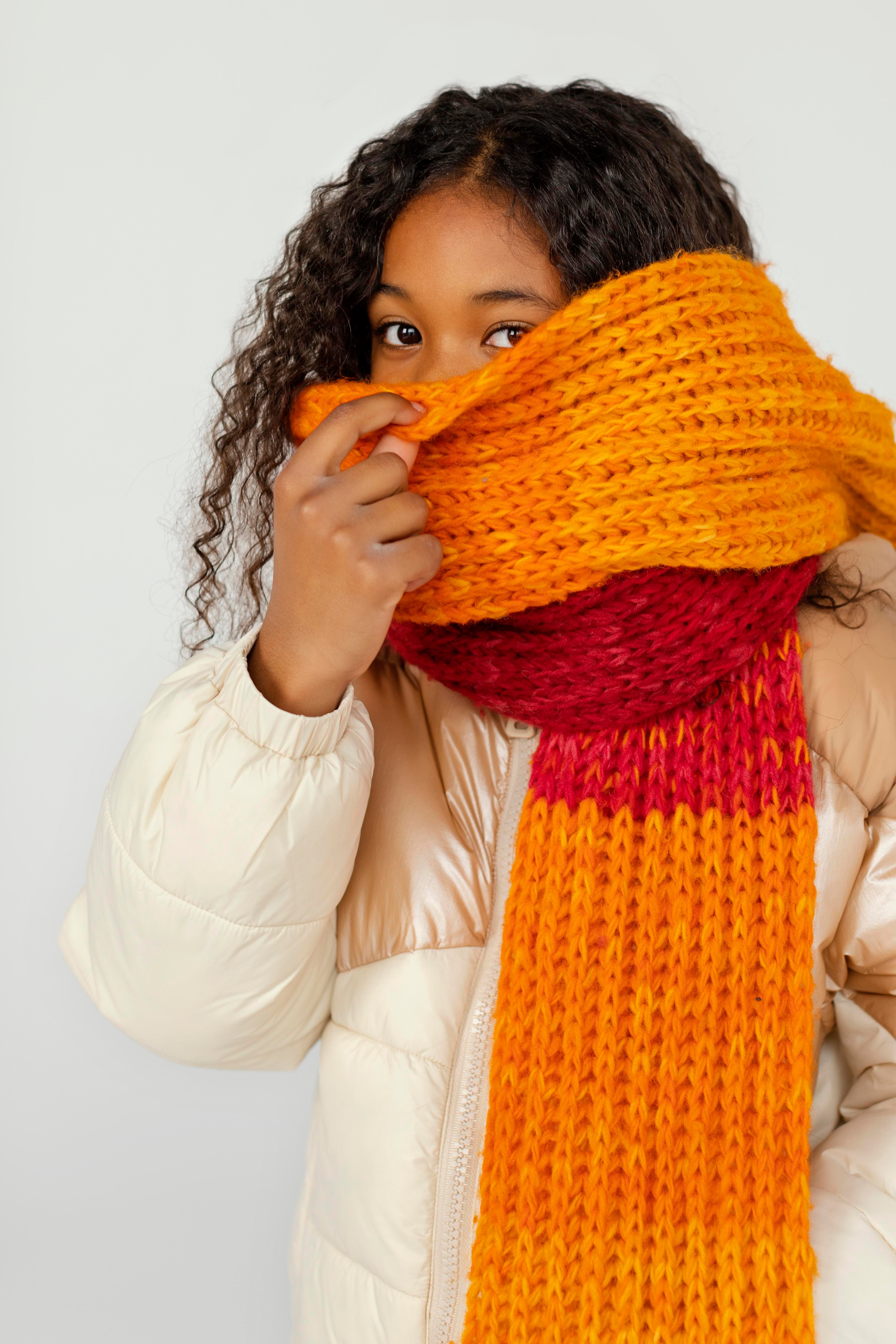 Modèle portant une tenue en crochet faite main en lumière naturelle 1